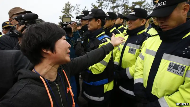 Teriakan Ibu Korban Kapal Sewol: Bawakan Jasad Anakku