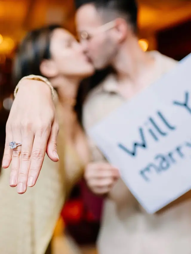 Momen Nikita MIrzani dilamar Antonio dedola. (Foto: Instagram/forevaah.id)