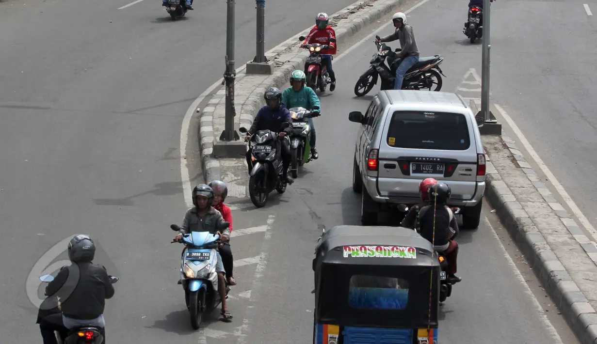 Sejumlah Pengendara motor terlihat melawan arah arus di kawasan Tanah Abang, Jakarta Pusat, Selasa (9/6/2015). Pelaksanaan denda maksimal diterapkan karena semakin sedikitnya kesadaran masyarakat mematuhi aturan lalu lintas. (Liputan6.com/Johan Tallo)