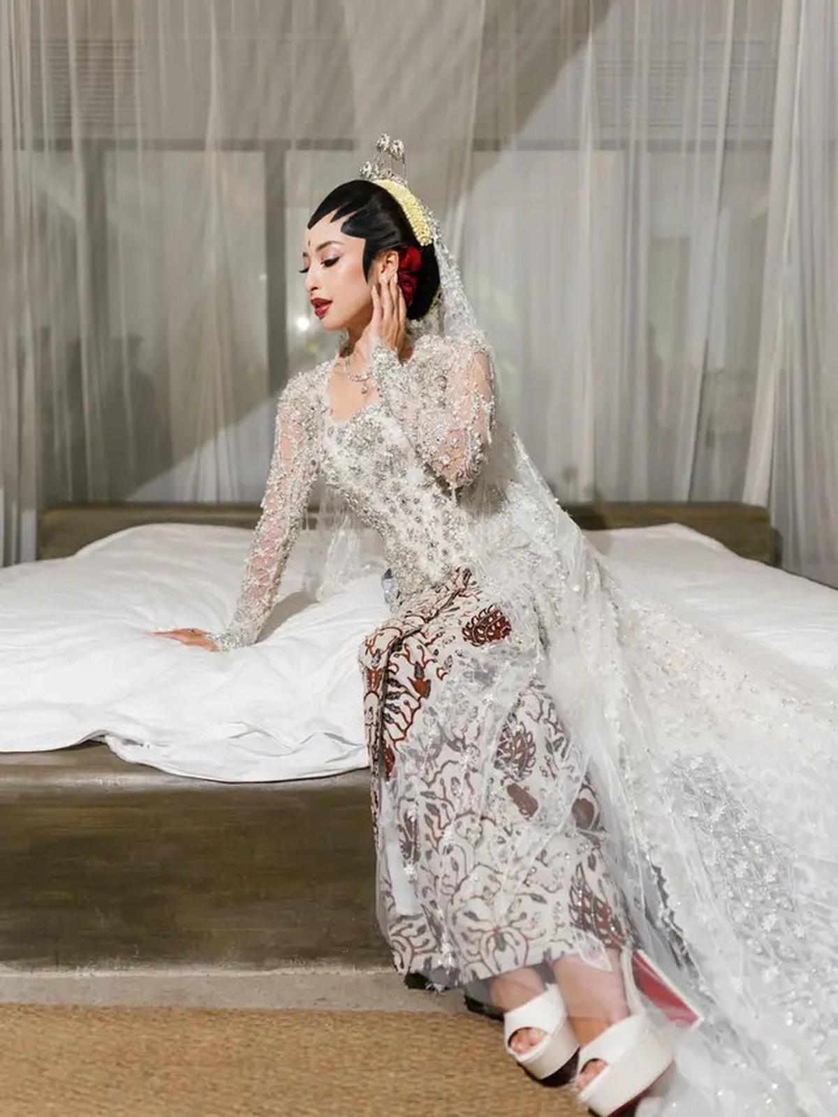 6 Potret Detail Kebaya Akad Nikah Jennifer Coppen, Perpaduan Adat Jawa dan Sentuhan Modern