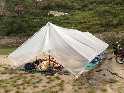 Tenda darurat yang dibuat Ishwor untuk anak-anak yatim piatu korban gempa | Photo: Copyright metro.co.uk
