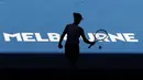 Petenis Republik Ceska, Barbora Krejcikova bersiap untuk melakukan servis kepada Madison Keys dari AS selama pertandingan perempat final kejuaraan tenis Australia Terbuka di Melbourne, Australia, Selasa, 25 Januari 2022. (AP Photo/Tertius Pickard)