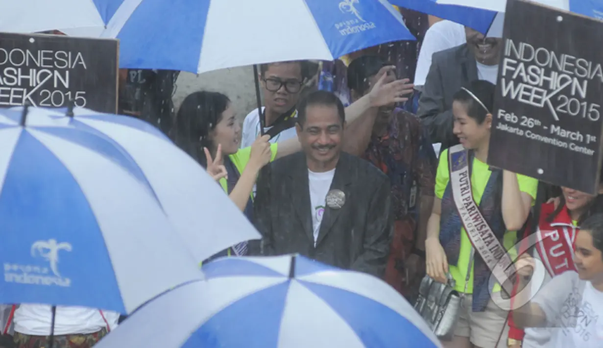 Walau sempat hujan, Sunday Dress Up 2015 tetap berjalan seru. Menteri Pariwisata, Dr.Ir. Arief Yahya cukup semangat mengikuti acara itu, Bundaran HI, Jakarta, Minggu (1/2/2015). (Liputan6.com/Herman Zakharia)