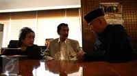 (Ki-ka) Tersangka dugaan makar, Rachmawati Soekarnoputri didampingi suaminya, Benny Sumarno dan Ahmad Dhani berbincang sebelum melakukan pertemuan dengan Wakil Ketua DPR Fadli Zon di Gedung DPR, Senayan, Jakarta, Selasa (10/1). (Liputan6.com/Johan Tallo)