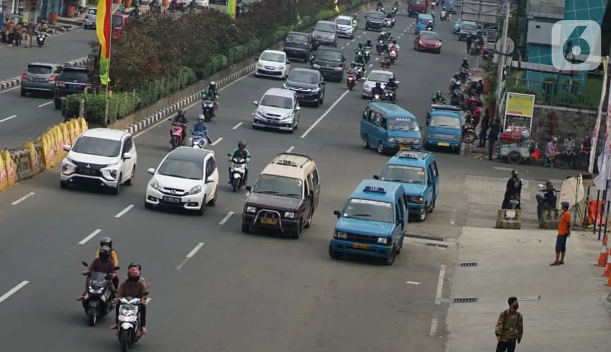 Angkutan umum melintas di sekitar Terminal Depok, Jawa Barat, Kamis (14/5/2020). Kepala Sub Bagian Tata Usaha Terminal Terpadu Depok Reynold Jhon mengatakan, pengguna angkutan umum di Terminal Terpadu Depok mengalami penurunan 10-20 persen selama pemberlakuan PSBB. (Liputan6.com/Immanuel Antonius)