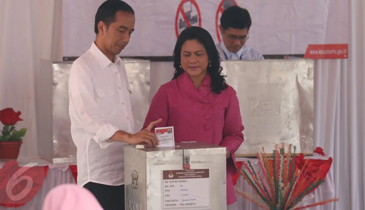 Presiden Joko Widodo (Jokowi) didampingi Ibu Negara, Iriana, memasukkan kertas suara ke kotak suara usai menggunakan hak pilihnya dalam Pilkada DKI 2017 putaran kedua di TPS 04 Gambir, Jakarta, Rabu (19/4).  (Liputan6.com/Angga Yuniar)