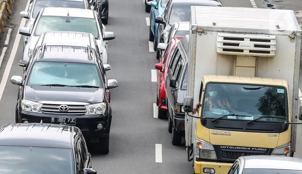 Sejumlah kendaraan terjebak kemacetan di kawasan Jalan Buncit Raya, Jakarta Selatan, Rabu (11/5/2022). Sejumlah ruas jalan Ibu Kota kembali mengalami kemacetan karena meningkatnya volume kendaraan usai libur Lebaran. (Liputan6.com/Johan Tallo)