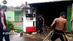 Kebakaran SPBU mini membuat warga sekitar lokasi kejadian panik dan berusaha memadamkan kobaran api dengan sarana seadanya.