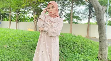 Penampilan Nabilah Ayu yang mantap berhijab ini mendapat banyak dukungan. Meski masih belajar mengenakan hijab, tak sedikit orang yang mendoakan Nabila agar tetap istiqomah. Ia tak jarang tampil mengenakan gamis dan hijab kekinian.
(Liputan6.com/IG/@nblh.ayu)