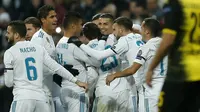 Para pemain Real Madrid merayakan gol Cristiano Ronaldo ke gawang Borussia Dortmund pada ajang Liga Champions, di Santiago Bernabeu, Kamis (7/12/2017) dini hari WIB. (AP/Paul  White).