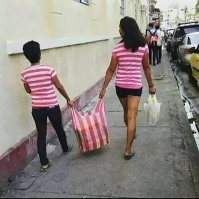 6 Potret Kocak Emak-Emak Saat Pakai Baju Kembaran Geleng Kepala