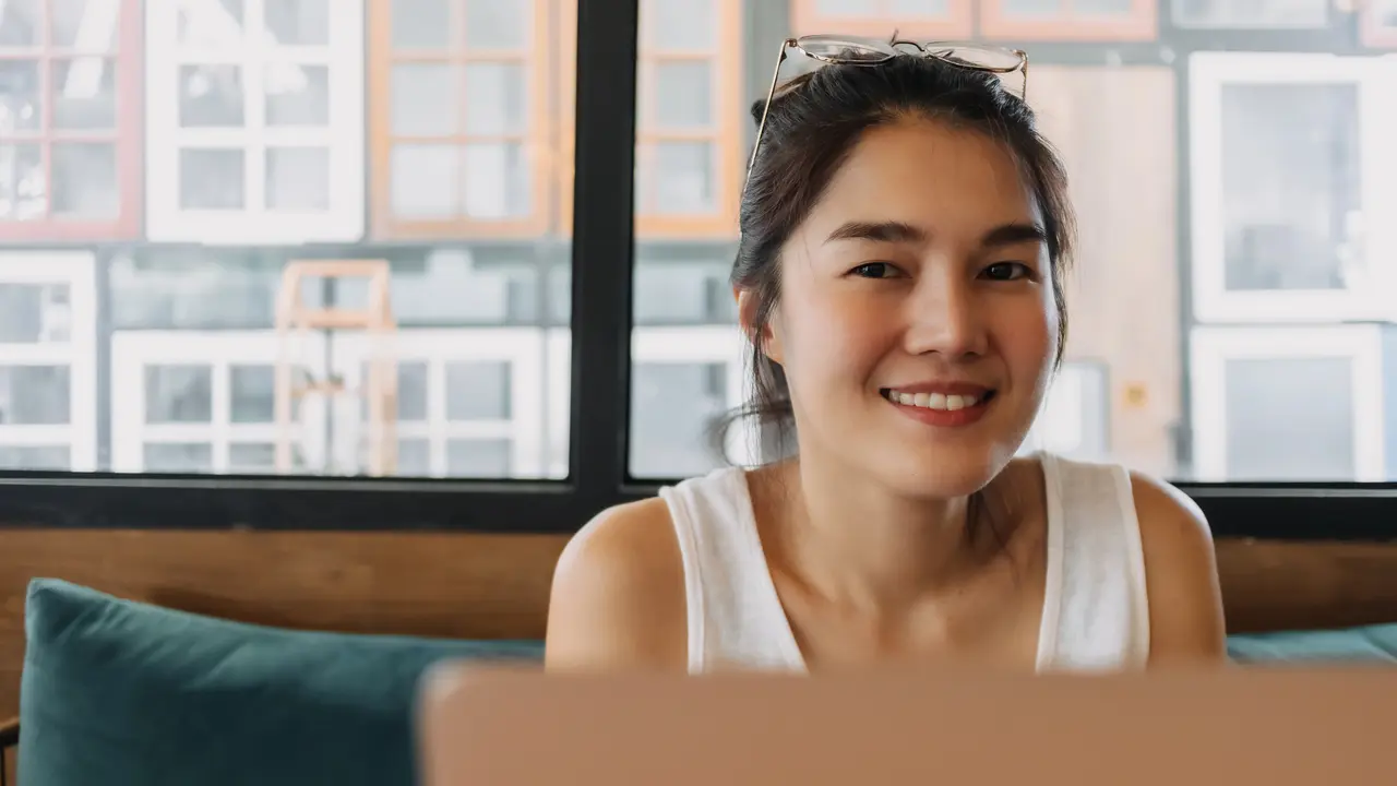wanita november bahagia usia 40