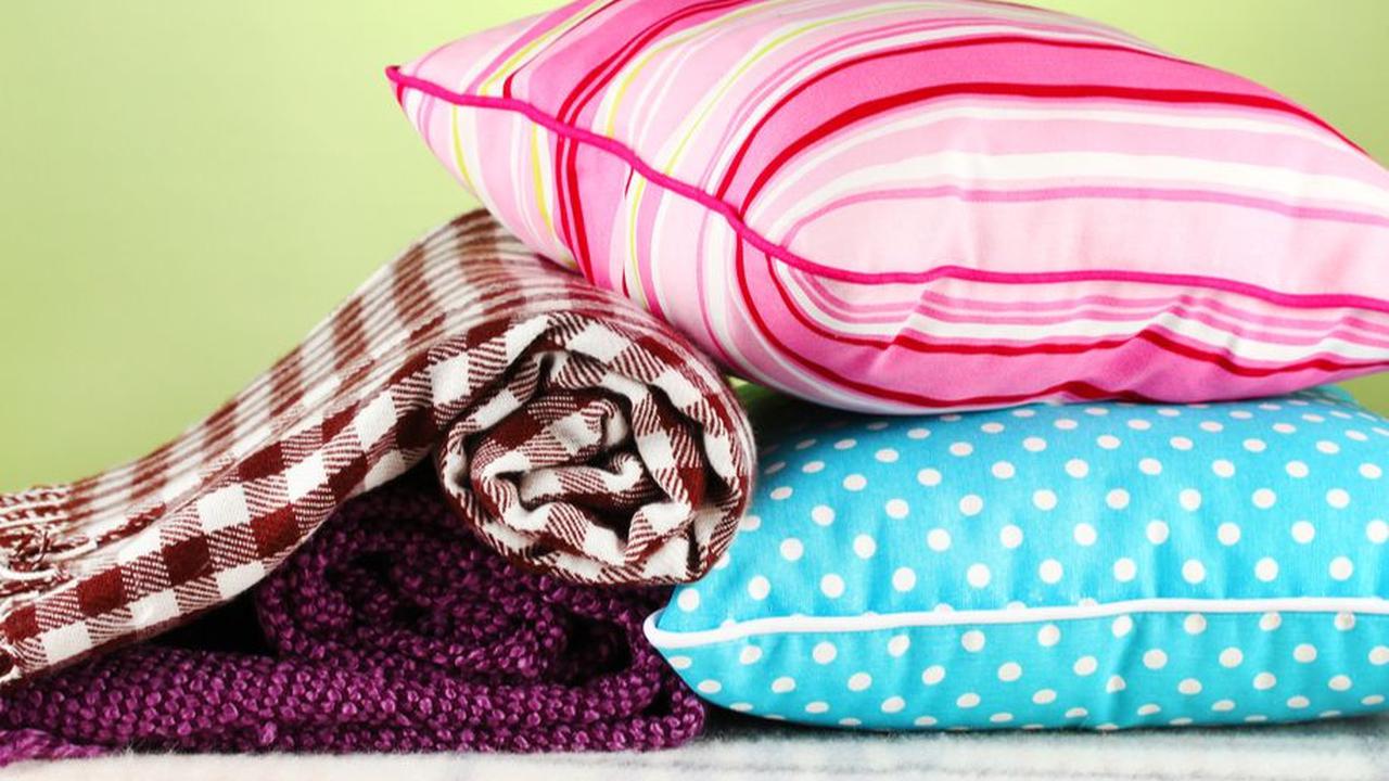 6. Letakkan Bantal di Kaki