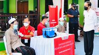 Presiden Jokowi meninjau kegiatan vaksinasi bagi para santri di Pondok Pesantren K.H Syamsuddin, Kab Ponorogo. (Foto: Biro Pers Sekretariat Presiden).