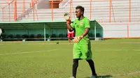 Kiper Perseru pinjaman dari Persebaya, Samuel Reimas. (Bola.com/Aditya Wany)