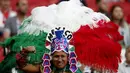 Suporter Meksiko saat menyaksikan pertandingan antara Cile melawan Portugal pada laga semifinal Piala Konfederasi 2017 di Stadion Kazan, Russia, Rabu, (28/6/2017). (EPA/Yuri Kochetkov)