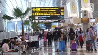 Calon penumpang berada di Terminal 3 Bandara Internasional Soekarno Hatta, Banten, Selasa (1/3/2022). Mulai hari ini pemerintah memberlakukan aturan karantina selama tiga hari bagi Pelaku Perjalanan Luar Negeri (PPLN) yang sudah memperoleh vaksinasi lengkap dan booster. (Liputan6.com/Angga Yuniar)