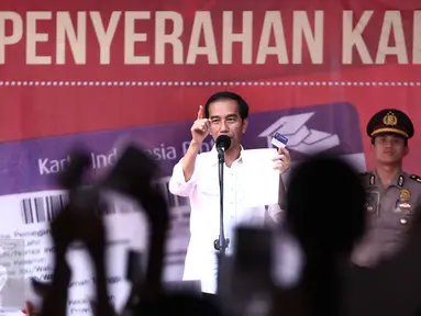 Presiden Joko Widodo (Jokowi) memberikan pertanyaan kepada siswa yang hadir usai membagikan Kartu Indonesia Pintar di SMPN 2, Ambon, Maluku, (8/2). (Liputan6.com/Faizal Fanani)