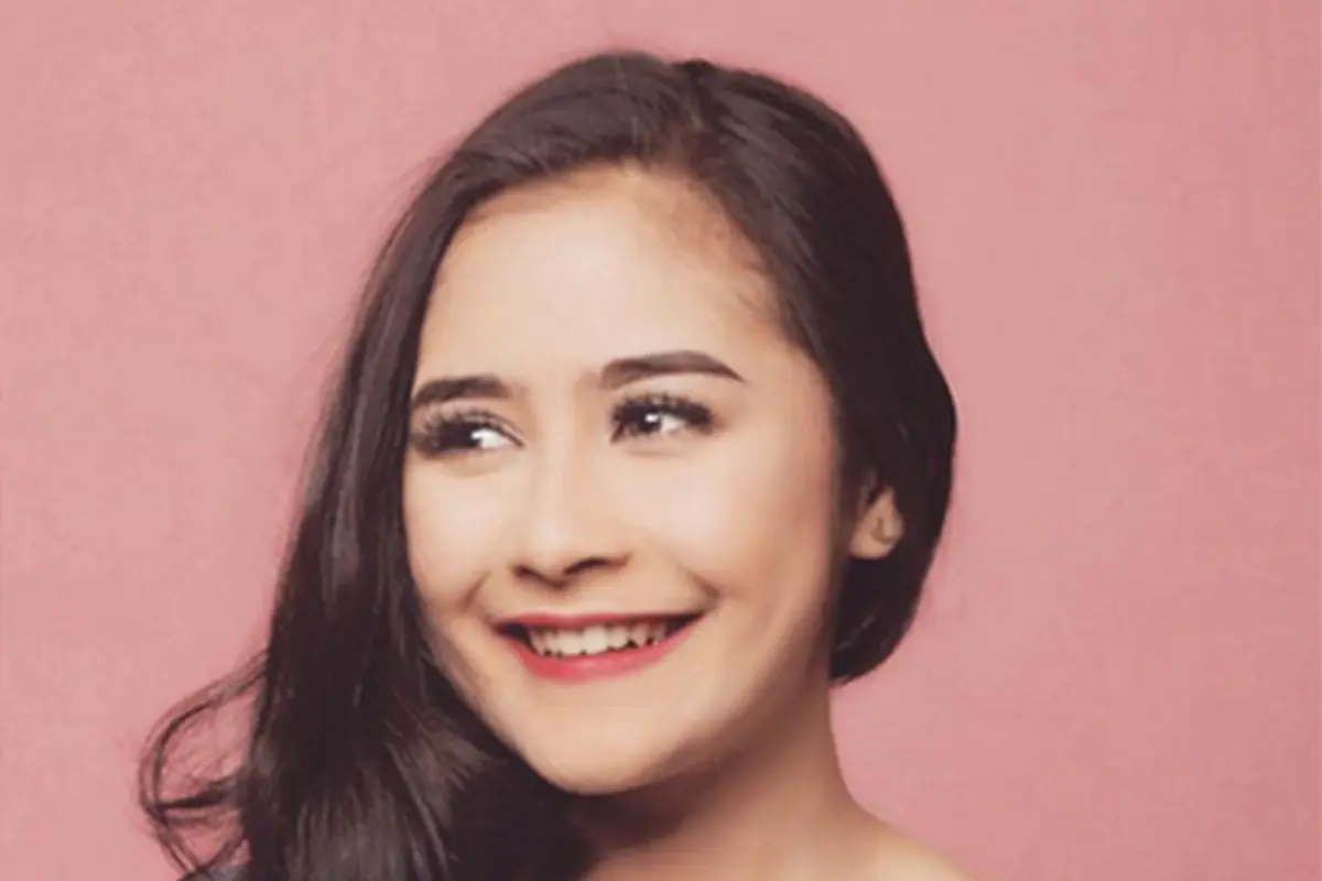 Prilly Latuconsina 