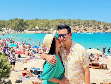 Ibiza merupakan salah satu destinasi wisata populer di dunia ketika berkunjung ke Spanyol. Sebuah pulau indah yang berada di Laut Mediterania ini memang memiliki pemandangan yang menakjubkan. Maka tidak heran bila Titi Kamal dan Christian Sugiono memilih untuk menikmati momen liburan keluarga ke tempat ini. (Liputan6.com/IG/@titi_kamall)