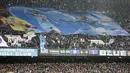 Suporter Napoli memasang spanduk raksasa saat laga SSC Napoli melawan AC Milan pada lanjutan Serie A pekan ke-26 di San Paolo, Naples, Selasa (23/2/2016) dini hari WIB. (AFP/Carlo Hermann)