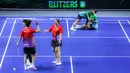 <p>Sabar Karyaman dan Ong Yew Sin dari Tim Blitzers merayakan kemenangan atas tim Rockets dalam laga pertama 3v3 Badminton XL 2025 yang berlangsung di Istora Senayan, Jakarta, Jumat (03/10/2025). (Bola.com/Bagaskara Lazuardi)</p>