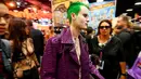 Seorang peserta berjalan menggunakan kostum sepert The Joker selama hari pembukaan dari Comic-Con International di San Diego, California, Amerika Serikat, (21/7). (REUTERS/Mike Blake)