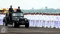  Menteri Perhubungan, Budi Karya Sumadi memeriksa perwira saat memimpin upacara pelantikan di Sekolah Tinggi Penerbangan Indonesia (STPI) Curug, Tangerang, Banten, Kamis (8/9). (Liputan6.com/Faizal Fanani)