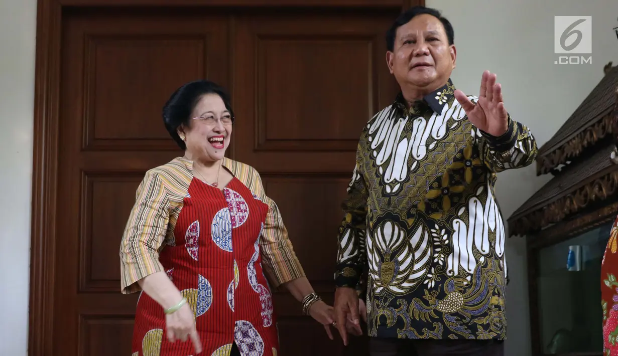 Ketua Umum Partai Gerindra, Prabowo Subianto (kanan) bersama Ketua Umum PDIP, Megawati Soekarnoputri saat memberi keterangan terkait pertemuan dan makan siang bersama di kediaman Megawati di Jalan Teuku Umar, Jakarta, Rabu (24/7/2019). (Liputan6.com/Helmi Fithriansyah)