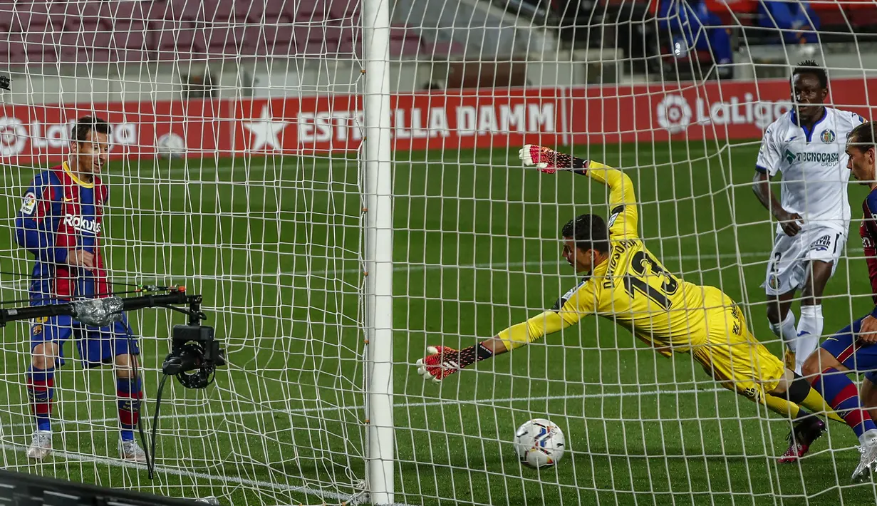 Striker Barcelona, Lionel Messi (kiri) mencetak gol keduanya ke gawang Getafe dalam laga lanjutan Liga Spanyol 2020/2021 pekan ke-32 di Camp Nou Stadium, Barcelona, Kamis (22/4/2021). Barcelona menang 5-2 atas Getafe. (AP/Joan Monfort)