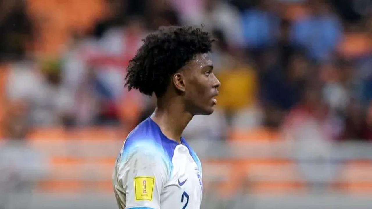 Pemain Timnas Inggris U-17, Josh Acheampong, tampak termenung setelah ditaklukkan Uzbekistan U-17 pada babak 16 besar Piala Dunia U-17 2023.
