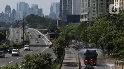Mobil Water Cannon milik Polisi menyemprotkan Disinfektan di jalan Slipi, Jakarta, Selasa (31/3/2020). Meluasnya Covid-19 membuat petugas kepolisian Berinisiatif menyemprotkan Disinfektan menggunakan Water Cannon memutari jalan, Petamburan, Slipi Raya Jakarta Barat. (Liputan6.com/Johan Tallo)