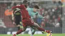 Gelandang Liverpool, Georginio Wijnaldum, berebut bola dengan gelandang Arsenal, Lucas Torreira, pada laga Premier League di Stadion Anfield, Liverpool, Sabtu (29/12). Liverpool menang 5-1 atas Arsenal. (AP/Rui Veira)