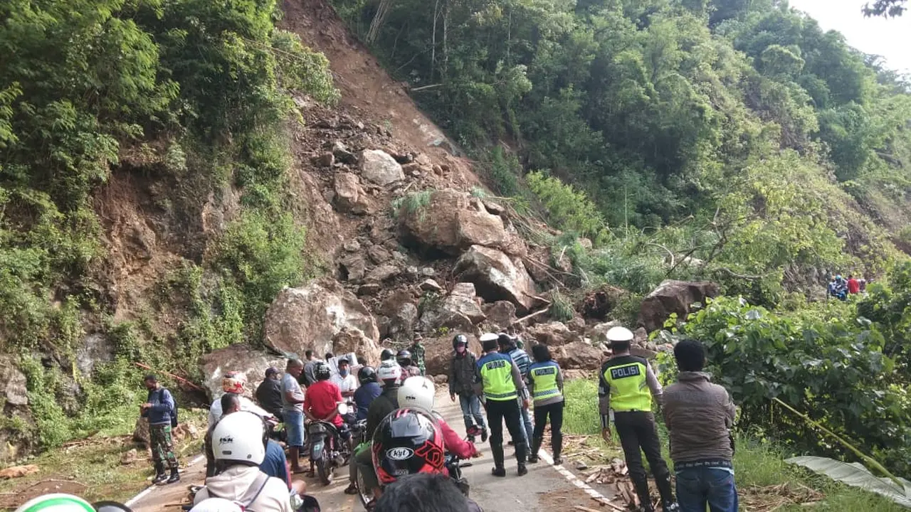 Antrian kendaraan bermotor, saat menunggu petugas membersikan longsor di badan jalan trans selatan Flores, Kilometer 17, Kabupaten Ende.(Liputan6.com/ Dionisius Wilibardus)