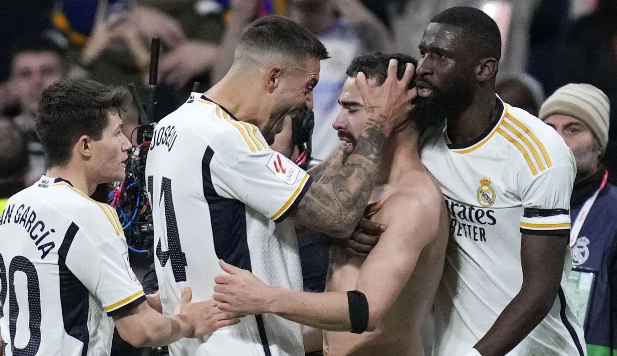 Pemain Real Madrid, Dani Carvajal (tengah kanan) melakuakn selebrasi setelah mencetak gol kemenangan timnya ke gawang Almeria pada laga lanjutan Liga Spanyol 2023/2024 di Santiago Bernabeu, Madrid, Spanyol, Senin (22/01/2024) dini hari WIB. (AP Photo/Manu Fernandez)