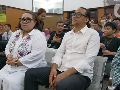 Terdakwa kasus dugaan penyalahgunaan narkotika Tri Retno Prayudati atau Nunung dan suaminya July Jan Sambiran saat menjalani sidang lanjutan dengan agenda mendengarkan keterangan saksi dari JPU di PN Jakarta Selatan, Jakarta, Rabu (9/10/2019). (Liputan6.com/Herman Zakharia)