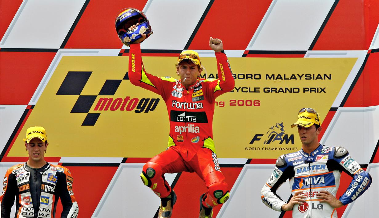 Jorge Lorenzo (tengah) merayakan kemenangannya di kelas 250cc di GP Malaysia. (10/9/2006). (AFP Photo/Tengku Bahar)