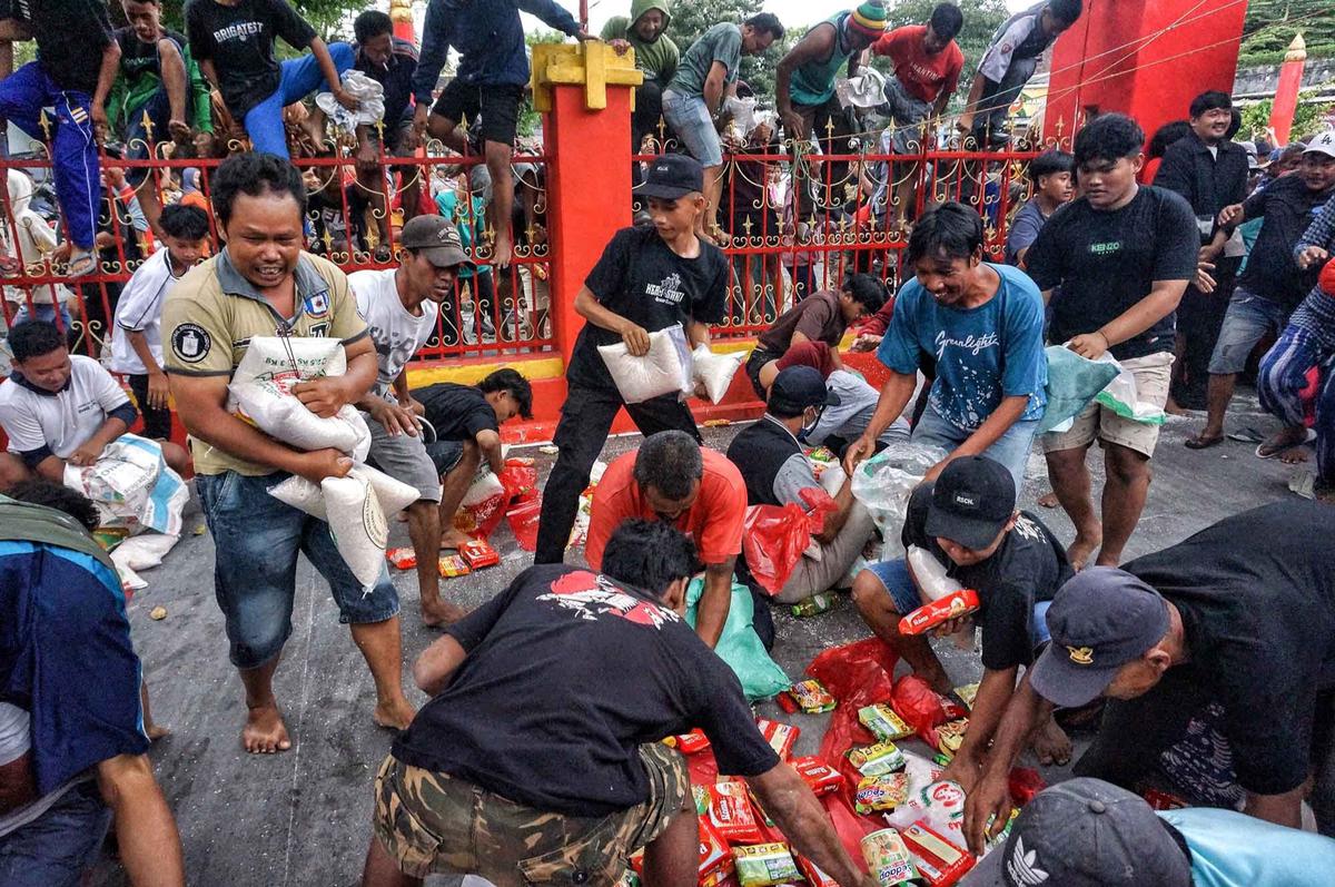 FOTO: Antusias Warga Rebutan Bahan Makanan dalam Festival Hantu Lapar