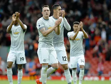 Pemain Manchester United memberikan aplaus kepada suporter usai pertandingan melawan Liverpool pada laga Premier League di Stadion Anfield, Sabtu (14/10/2017). Liverpool bermain imbang 0-0 dengan Manchester United. (AP/Rui Vieira)