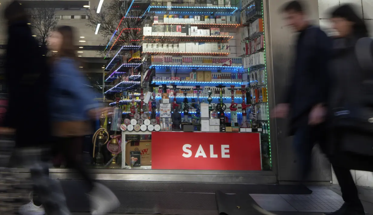 Pembeli melewati toko yang mengiklankan obral, di Oxford Street di London, Rabu (15/2/2023). Inflasi Inggris turun selama tiga bulan berturut-turut ke level terendah sejak September tahun lalu. (AP Photo/Kirsty Wigglesworth)