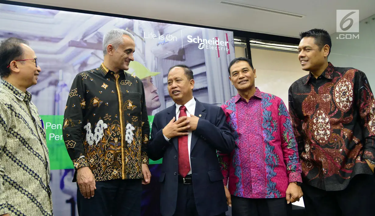 Menristekdikti, Mohamad Nasir (ketiga kanan) berbincang dengan Country President Schneider Electric Indonesia, Xavier Denoly (kedua kiri) pada donasi 60 unit produk panel tegangan menengah untuk 30 universitas dan politeknik. (Liputan6.com/Fery Pradolo)