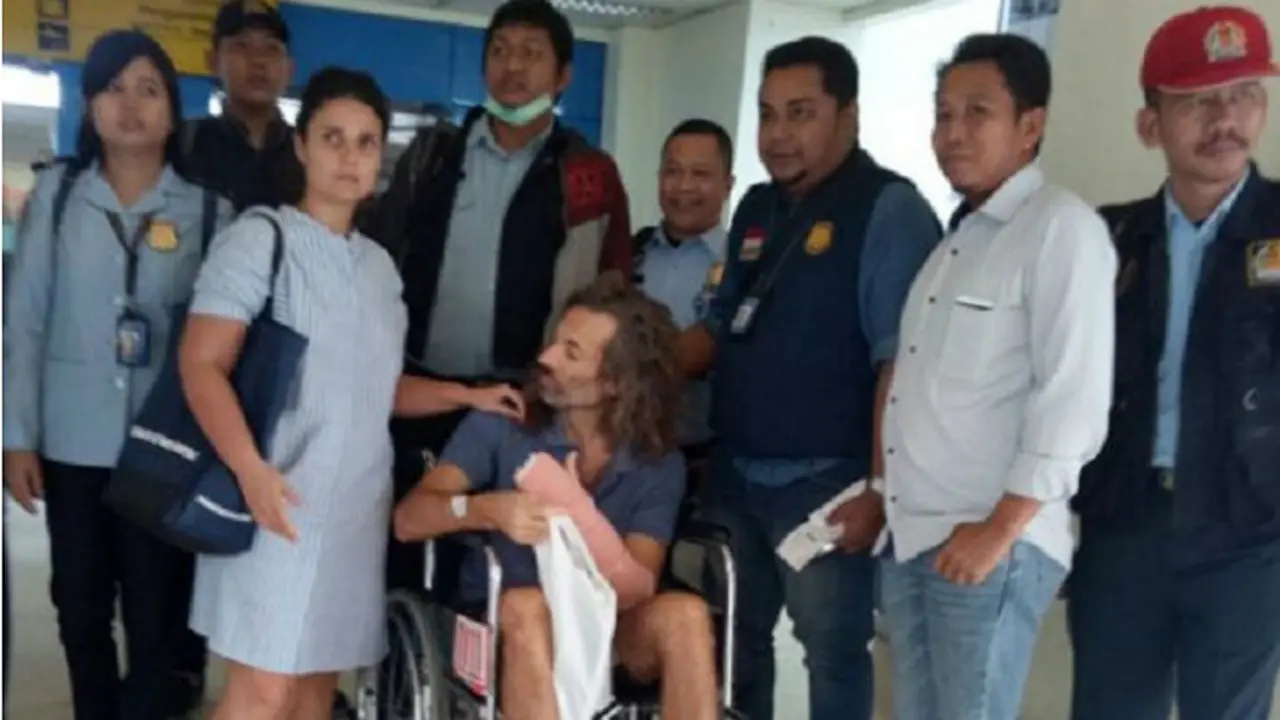Jorge dan pasangannya sebelum dideportasi ke Jakarta untuk mengikuti proses hukum.