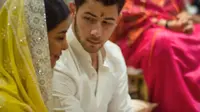 Selamat! Akhirnya Priyanka Chopra dan Nick Jonas mengumumkan telah resmi bertunangan. (YouTube/@ Facts Dot Com)