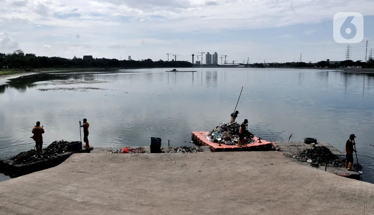 Petugas UPK Badan Air Dinas Lingkungan Hidup Provinsi DKI Jakarta membersihkan sampah di Danau Cincin, Papanggo, Jakarta Utara, Selasa (28/1/2020). Pembersihan sampah yang berasal dari pemukiman sekitar tersebut rutin dilakukan guna menjaga danau tetap bersih dan nyaman. (merdeka.com/Iqbal Nugroho)