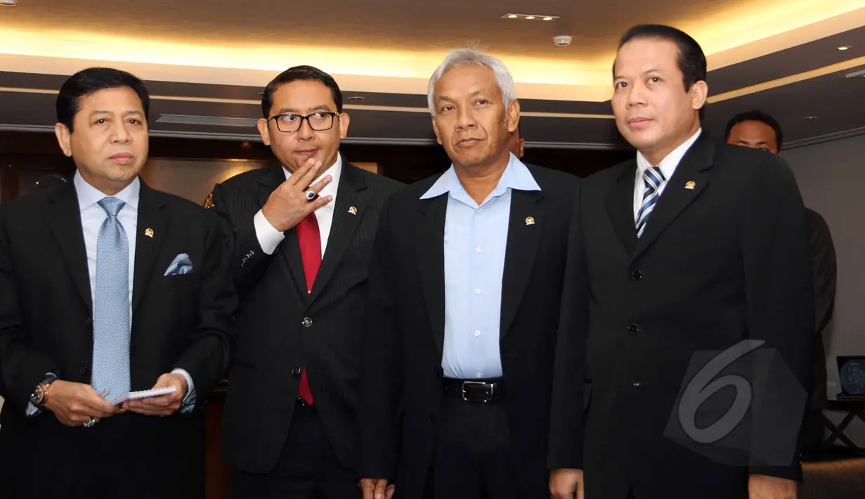 Pimpinan DPR yaitu (kiri-kanan) Ketua Setya Novanto bersama Wakil Ketua Fadli Zon, Agus Hermanto, dan Taufik Kurniawan usai pertemuan tertutup dengan Mendagri Tjahjo Kumolo dan Menko Polhukam Tedjo Edhy di Jakarta, Rabu (1/4). (Liputan6.com/Helmi Afandi)