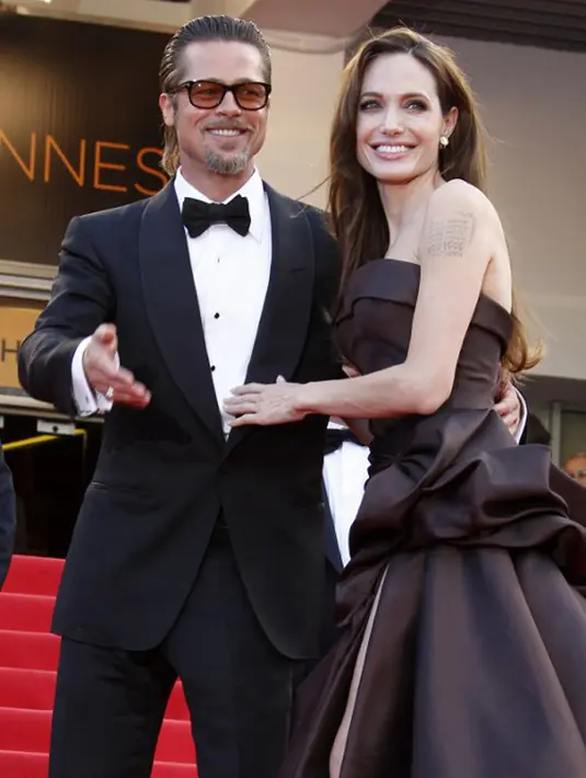 “Tidak peduli seberapa banyak Angie menyakiti dia, Brad, dan dia tetap ingin memperbaiki hubungannya bersama Jolie untuk kepentingan anak-anaknya,” ucap sumber pada Ace Showbiz, pada Senin (27/3). (AFP/Bintang.com)