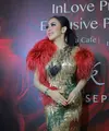 Syahrini, tidak hanya sukses dalam dunia entertainnya saja tetapi juga bisnis yang baru saja digelutinya. Pemilik jargon maju mundur cantik ini baru saja merilis produk bisnis parfum terbarunya. (Nurwahyunan/Bintang.com)