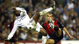 Claude Makelele direkrut oleh Real Madrid untuk menggantikan Christian Karembeu yang hengkang ke Middlesbrough pada tahun 2000. Ia merupakan salah satu gelandang bertahan terbaik sepanjang masa bersama Los Blancos. Makelele tercatat telah memainkan 145 laga selama tiga musimnya di Santiago Bernabeu. (AFP/Pierre-Philippe Marcou)