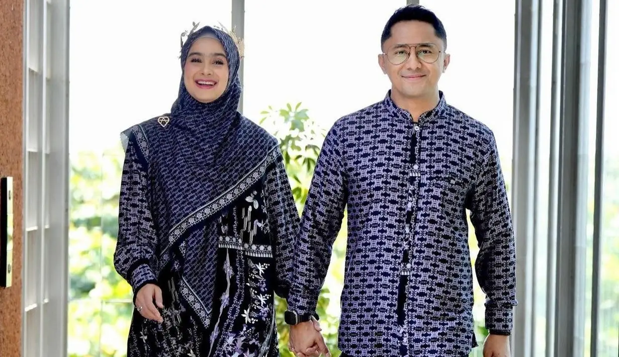 Saat jalan bareng, mereka juga terlihat sering kali bergandeng tangan.