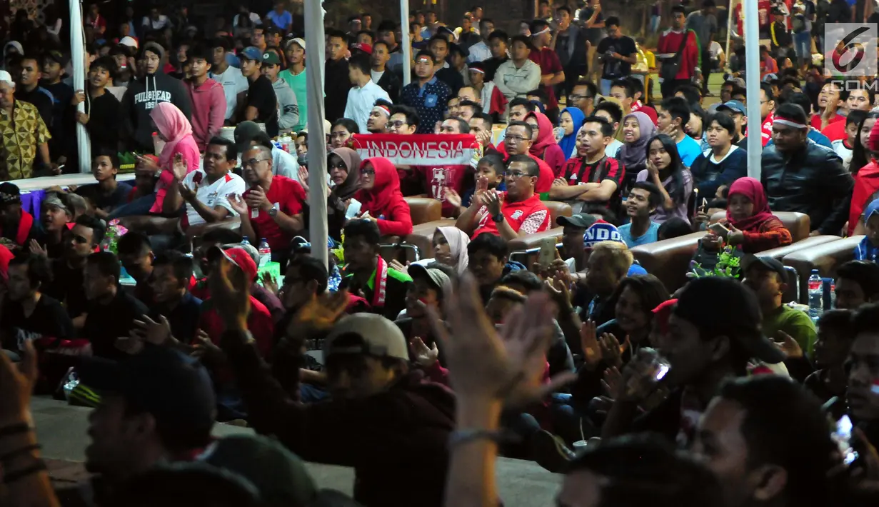Suasana nonton bareng sepak bola Indonesia melawan Malaysia dalam pertandingan Sea Games 2017 di Area Kemenetrian Pemuda dan Olahraga, Jakarta, Sabtu (27/8). (Liputan6.com/Helmi Afandi)